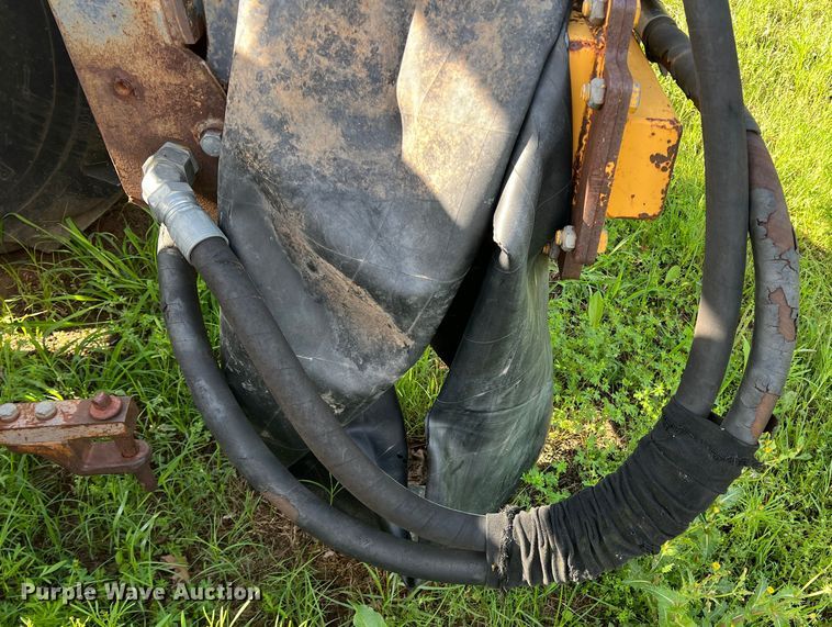 image for item LB9333 1993 Massey Ferguson 383  tractor