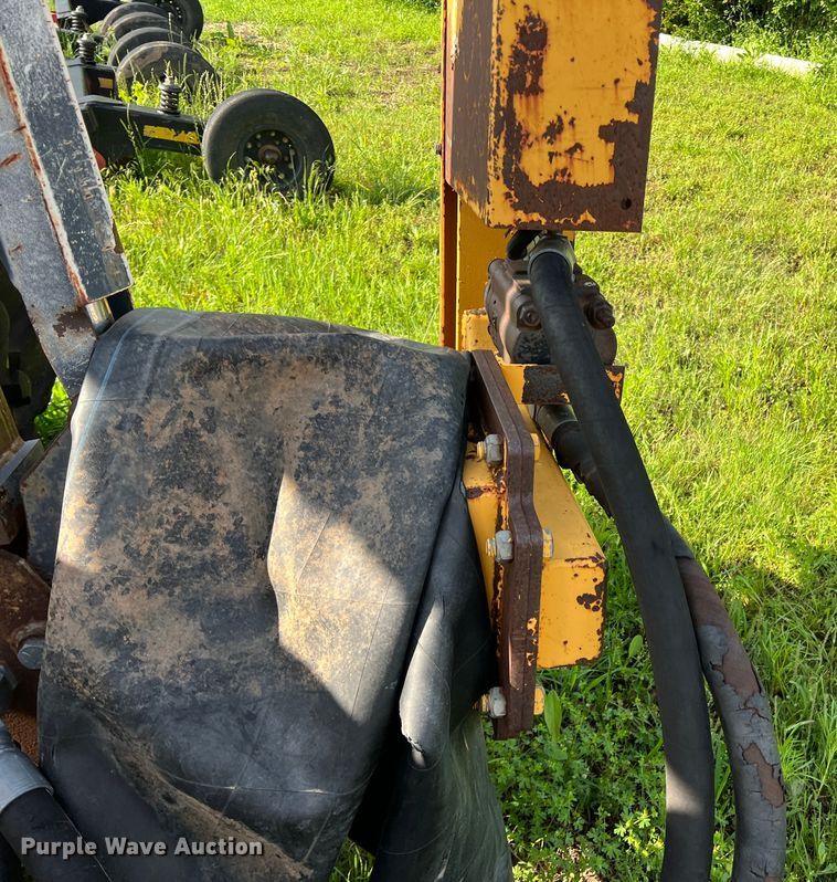 image for item LB9333 1993 Massey Ferguson 383  tractor