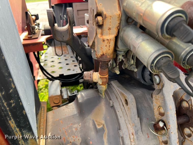 image for item LB9333 1993 Massey Ferguson 383  tractor