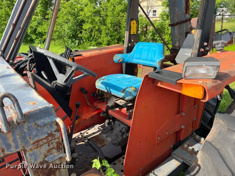 image for item LB9333 1993 Massey Ferguson 383  tractor