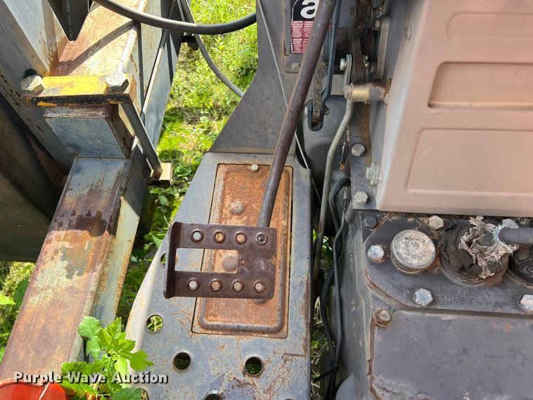 image for item LB9333 1993 Massey Ferguson 383  tractor