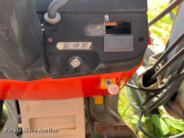 image for item LB9333 1993 Massey Ferguson 383  tractor