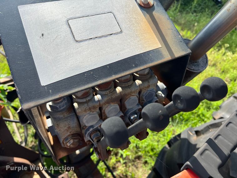 image for item LB9333 1993 Massey Ferguson 383  tractor