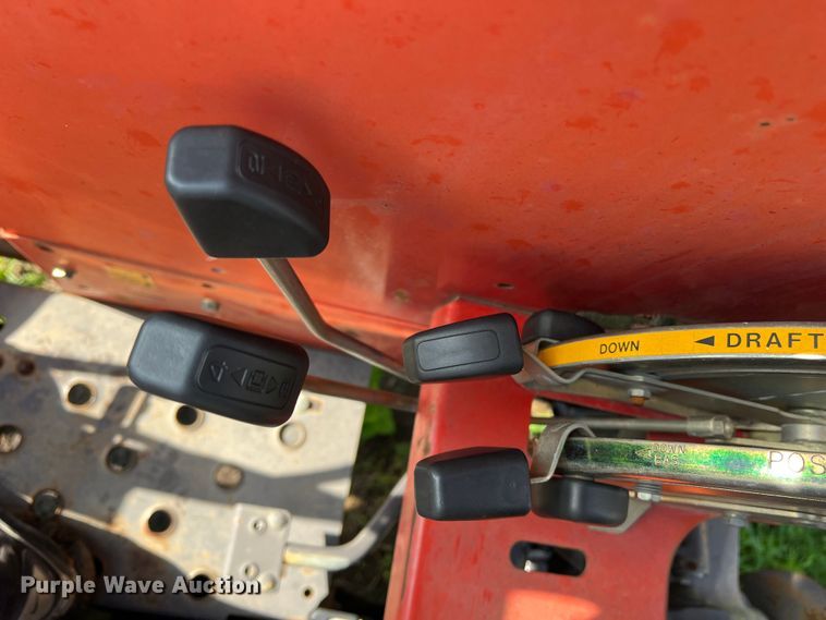 image for item LB9333 1993 Massey Ferguson 383  tractor