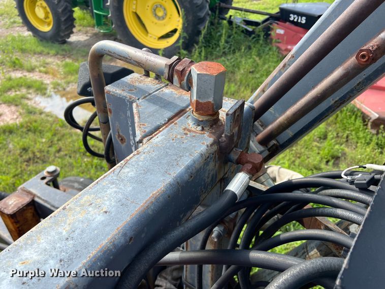 image for item LB9333 1993 Massey Ferguson 383  tractor