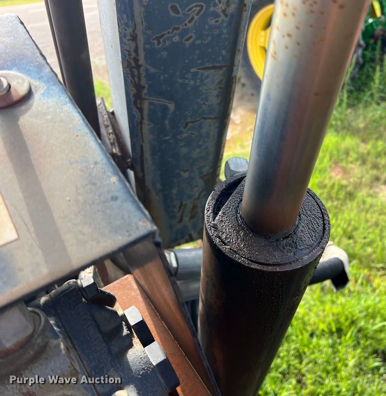 image for item LB9333 1993 Massey Ferguson 383  tractor