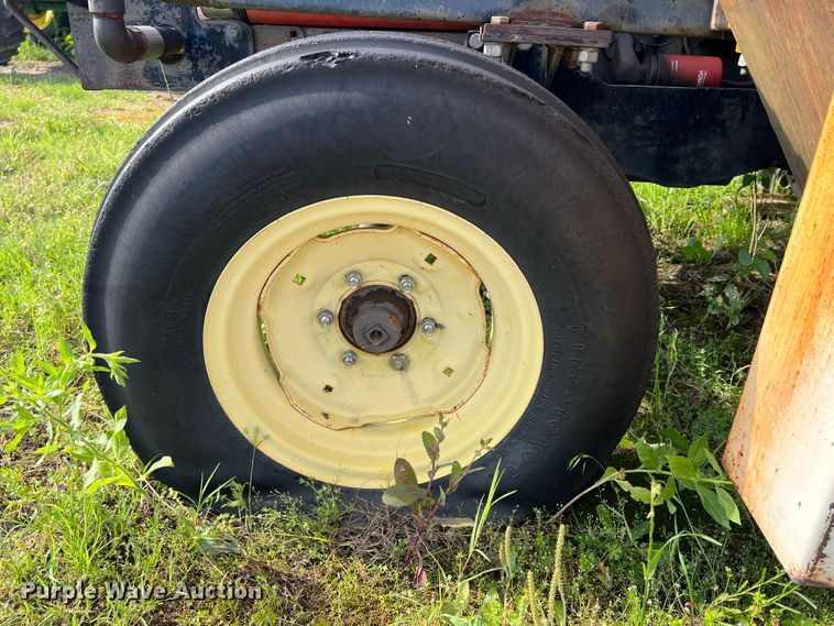 image for item LB9333 1993 Massey Ferguson 383  tractor