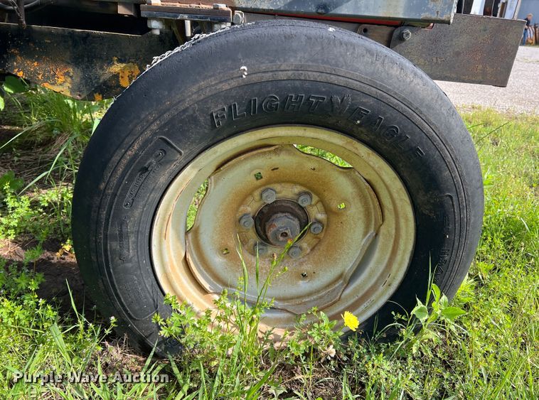 image for item LB9333 1993 Massey Ferguson 383  tractor