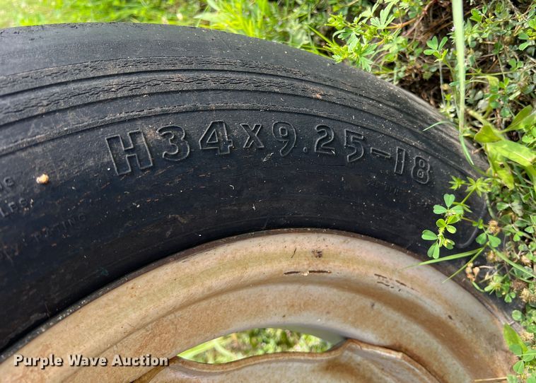 image for item LB9333 1993 Massey Ferguson 383  tractor