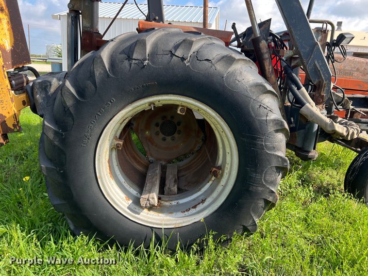 image for item LB9333 1993 Massey Ferguson 383  tractor