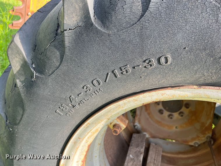 image for item LB9333 1993 Massey Ferguson 383  tractor