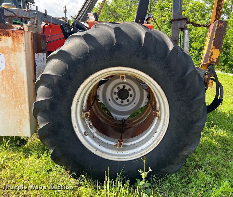 image for item LB9333 1993 Massey Ferguson 383  tractor