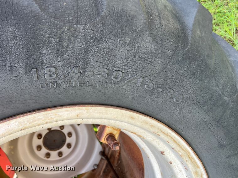 image for item LB9333 1993 Massey Ferguson 383  tractor