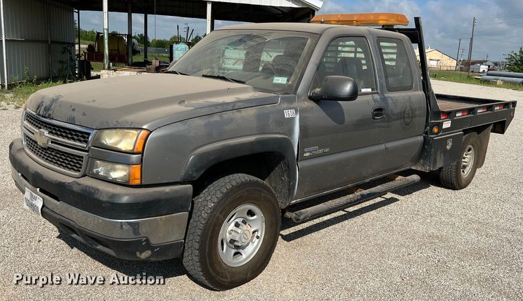 image for item LB9336 2006 Chevrolet 2500HD  Ext. Cab flatbed pickup truck
