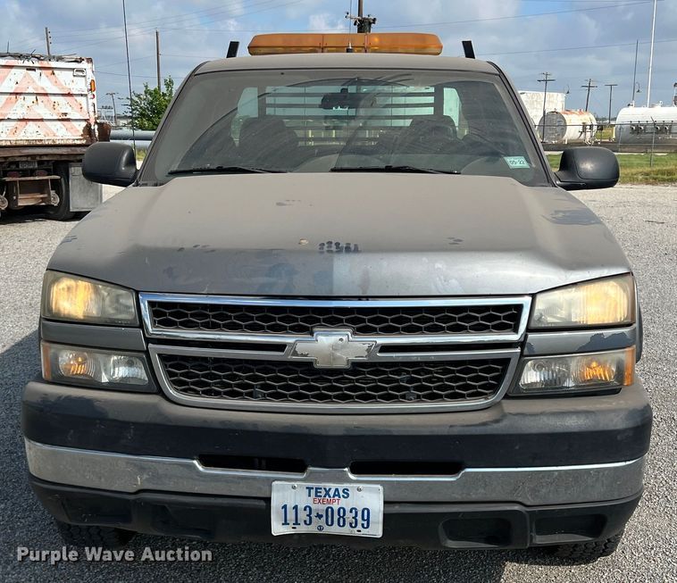 image for item LB9336 2006 Chevrolet 2500HD  Ext. Cab flatbed pickup truck