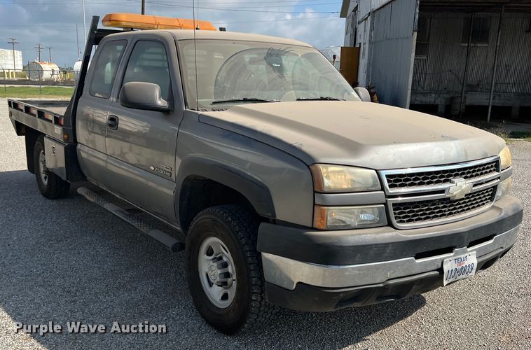 image for item LB9336 2006 Chevrolet 2500HD  Ext. Cab flatbed pickup truck