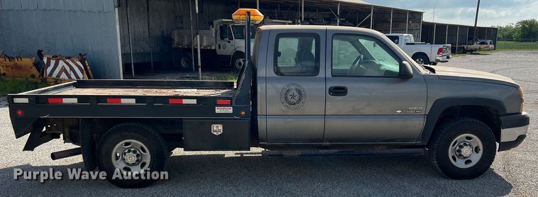 image for item LB9336 2006 Chevrolet 2500HD  Ext. Cab flatbed pickup truck