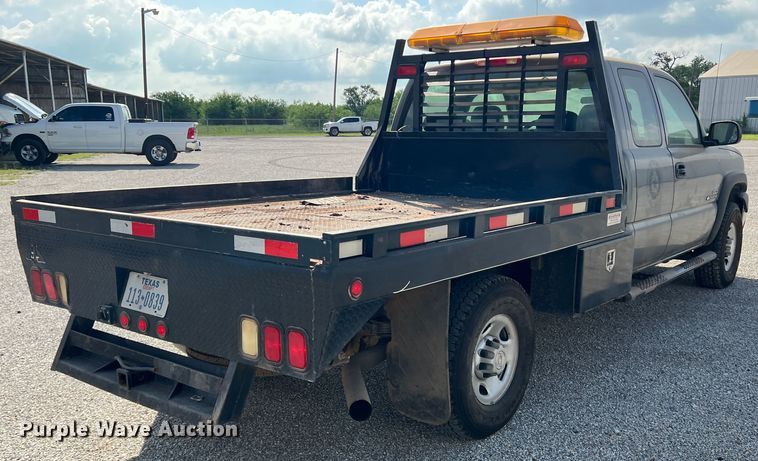image for item LB9336 2006 Chevrolet 2500HD  Ext. Cab flatbed pickup truck