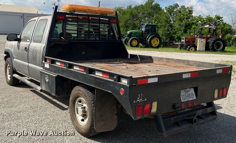 image for item LB9336 2006 Chevrolet 2500HD  Ext. Cab flatbed pickup truck