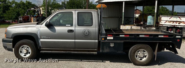 image for item LB9336 2006 Chevrolet 2500HD  Ext. Cab flatbed pickup truck