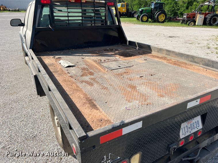 image for item LB9336 2006 Chevrolet 2500HD  Ext. Cab flatbed pickup truck