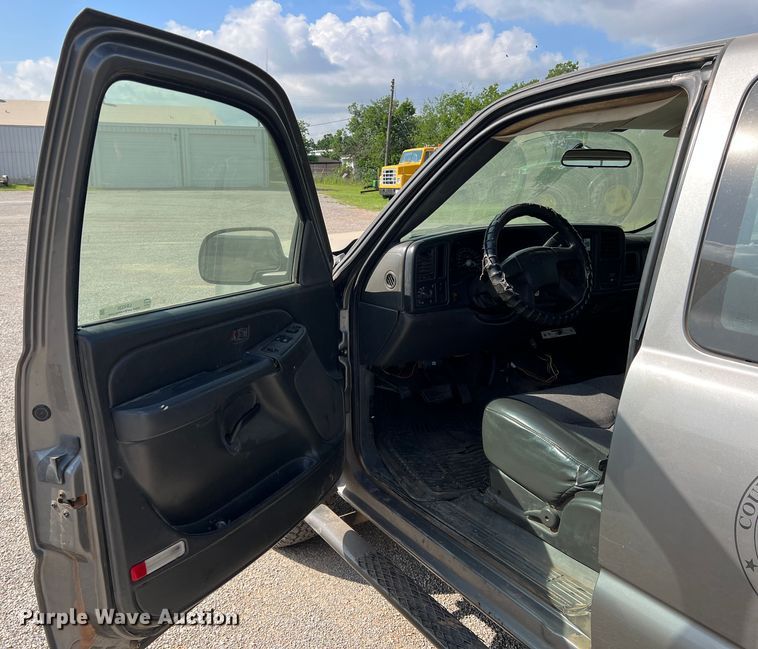 image for item LB9336 2006 Chevrolet 2500HD  Ext. Cab flatbed pickup truck