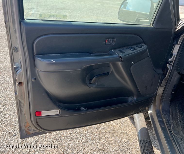 image for item LB9336 2006 Chevrolet 2500HD  Ext. Cab flatbed pickup truck