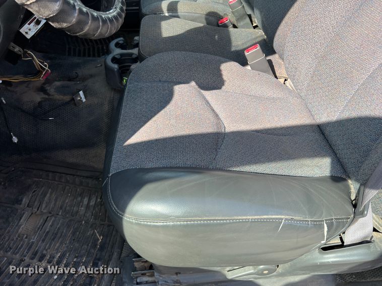 image for item LB9336 2006 Chevrolet 2500HD  Ext. Cab flatbed pickup truck