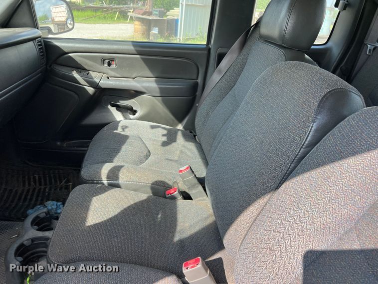 image for item LB9336 2006 Chevrolet 2500HD  Ext. Cab flatbed pickup truck