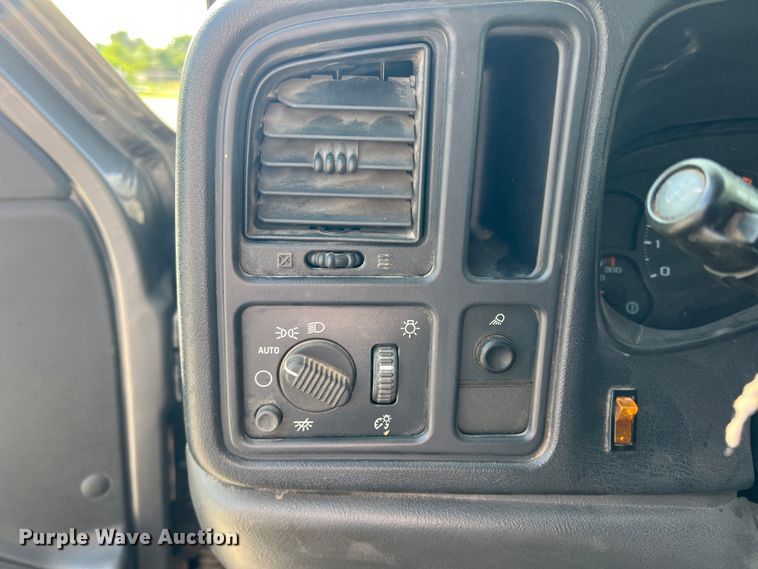 image for item LB9336 2006 Chevrolet 2500HD  Ext. Cab flatbed pickup truck