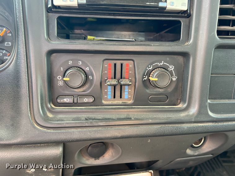 image for item LB9336 2006 Chevrolet 2500HD  Ext. Cab flatbed pickup truck