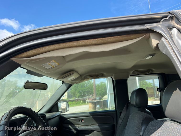 image for item LB9336 2006 Chevrolet 2500HD  Ext. Cab flatbed pickup truck