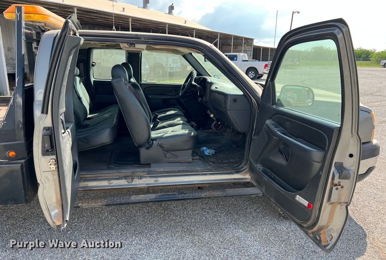 image for item LB9336 2006 Chevrolet 2500HD  Ext. Cab flatbed pickup truck