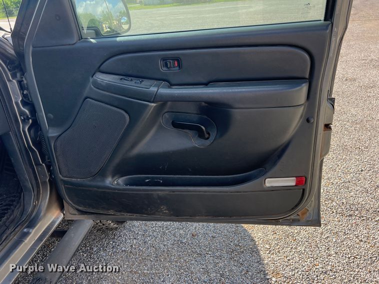 image for item LB9336 2006 Chevrolet 2500HD  Ext. Cab flatbed pickup truck