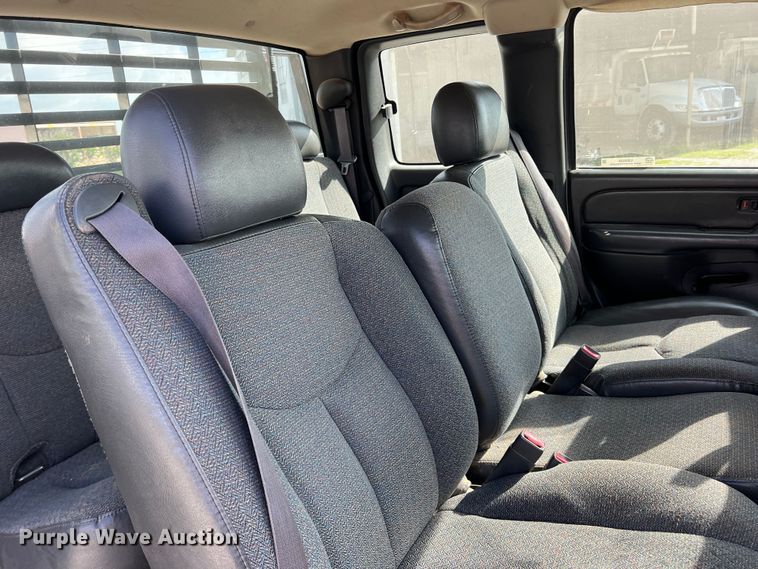 image for item LB9336 2006 Chevrolet 2500HD  Ext. Cab flatbed pickup truck