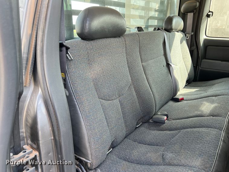 image for item LB9336 2006 Chevrolet 2500HD  Ext. Cab flatbed pickup truck