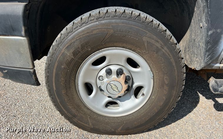 image for item LB9336 2006 Chevrolet 2500HD  Ext. Cab flatbed pickup truck