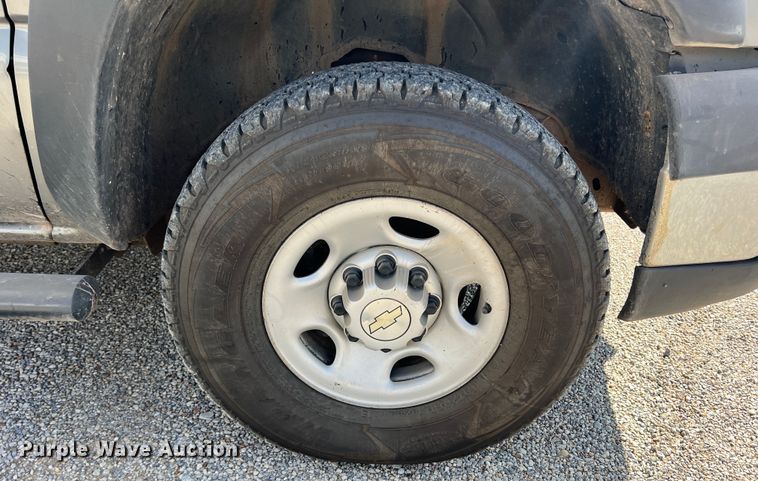 image for item LB9336 2006 Chevrolet 2500HD  Ext. Cab flatbed pickup truck