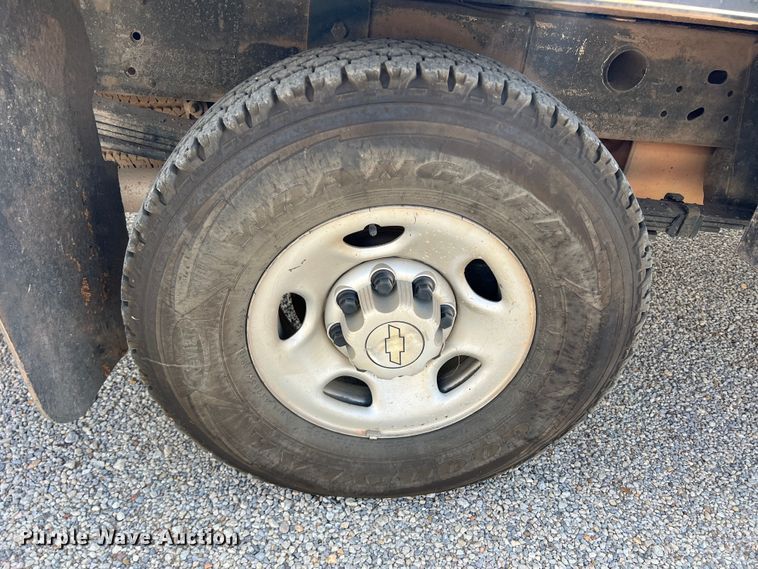 image for item LB9336 2006 Chevrolet 2500HD  Ext. Cab flatbed pickup truck