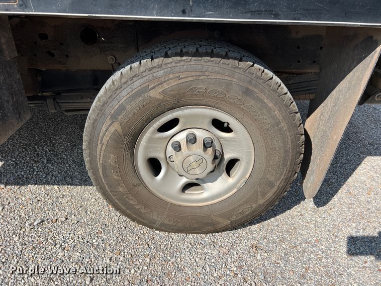 image for item LB9336 2006 Chevrolet 2500HD  Ext. Cab flatbed pickup truck