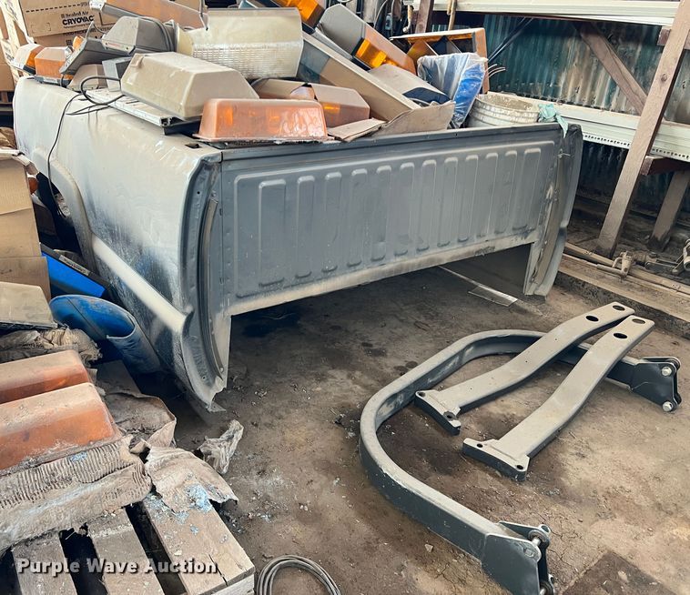 image for item LB9336 2006 Chevrolet 2500HD  Ext. Cab flatbed pickup truck