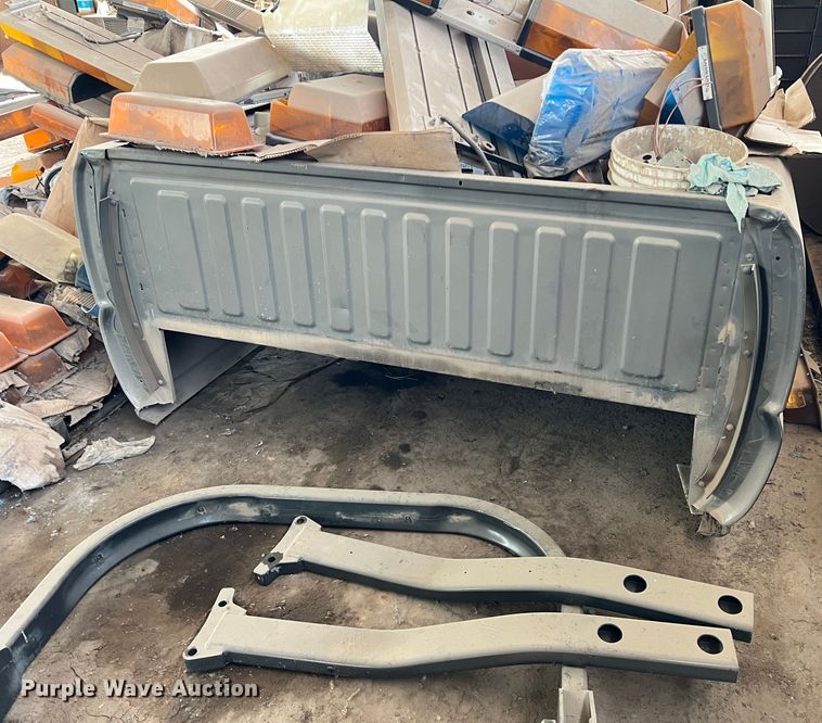 image for item LB9336 2006 Chevrolet 2500HD  Ext. Cab flatbed pickup truck