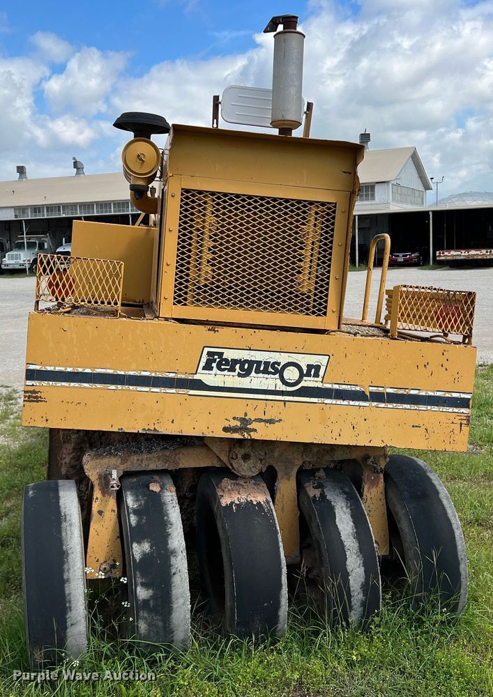 image for item LB9338 1999 Ferguson SP912  pneumatic roller