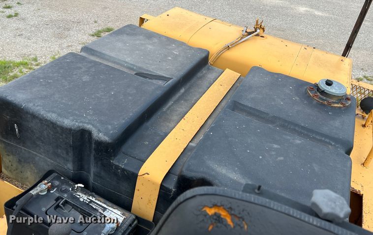 image for item LB9338 1999 Ferguson SP912  pneumatic roller