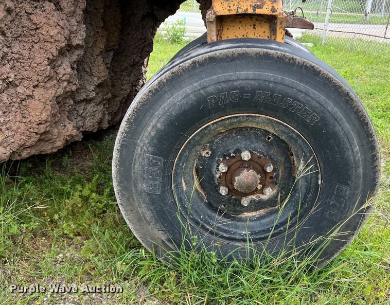 image for item LB9338 1999 Ferguson SP912  pneumatic roller