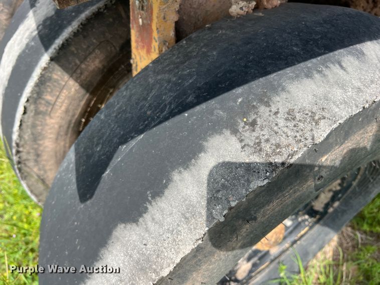 image for item LB9338 1999 Ferguson SP912  pneumatic roller