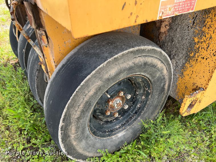 image for item LB9338 1999 Ferguson SP912  pneumatic roller