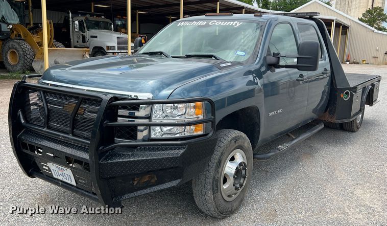 image for item LB9339 2013 Chevrolet 3500HD  Crew Cab flatbed pickup truck