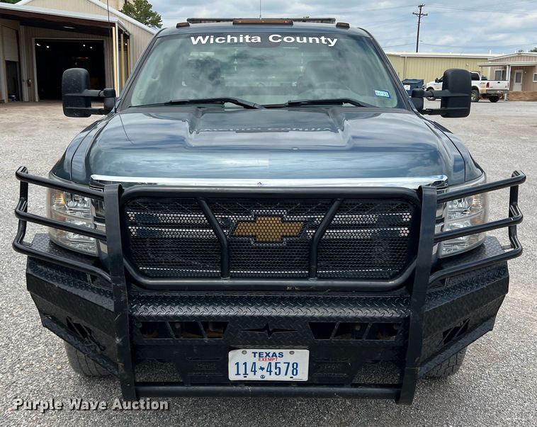 image for item LB9339 2013 Chevrolet 3500HD  Crew Cab flatbed pickup truck