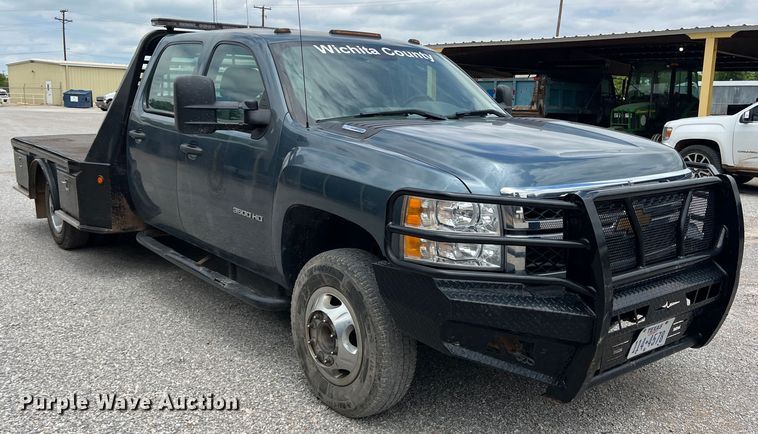 image for item LB9339 2013 Chevrolet 3500HD  Crew Cab flatbed pickup truck